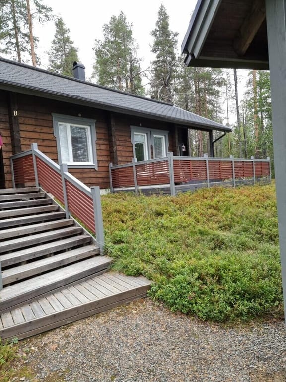 Vinkkeli B pihapiirissään kesällä
