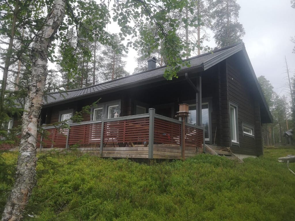 Vinkkeli B pihan puolelta kesällä