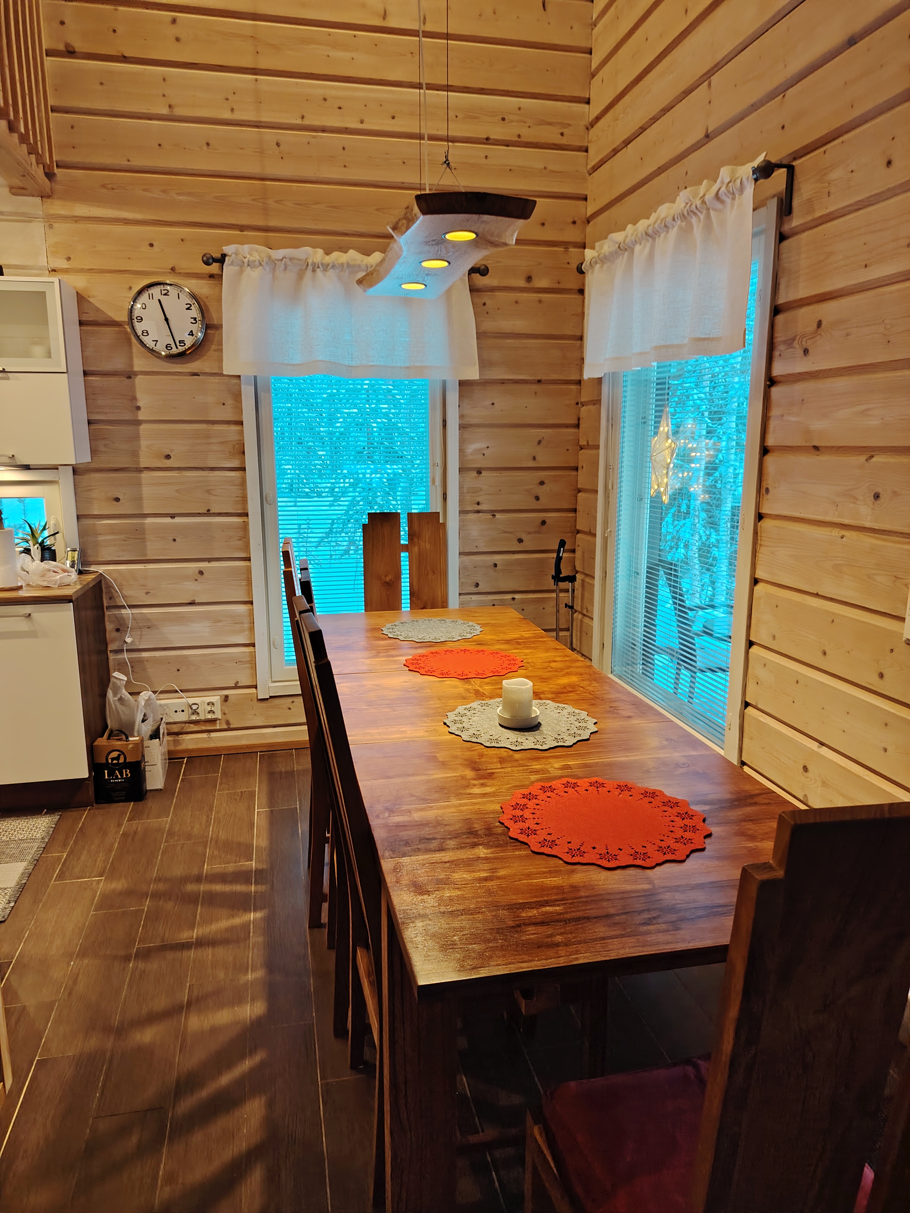 Ruokailunurkkaus ikkunan ääressä