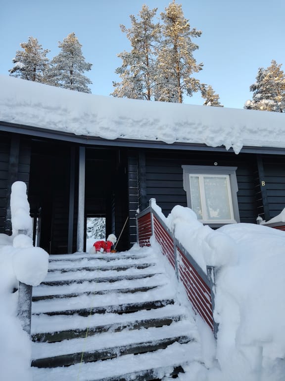 Pääovi ja terassi lumessa